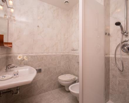 Baño habitación BEST WESTERN Blu Hotel Roma